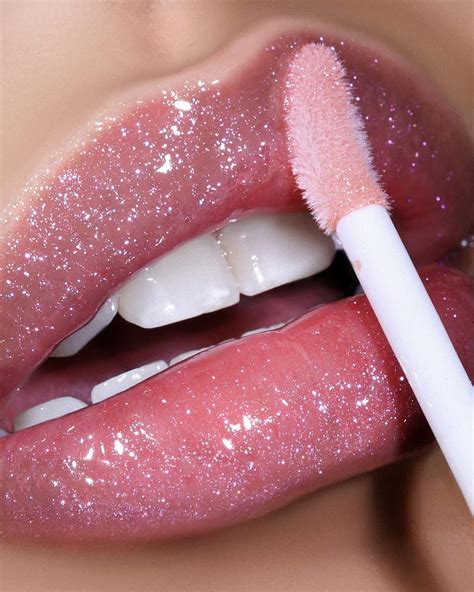 aesthetic lips images.